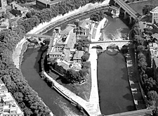 Un approdo con chitarra in mezzo al Tevere