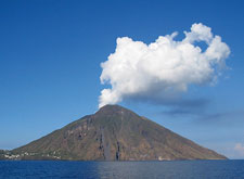 Ginostra, la solitaria fra rocce e ginestre